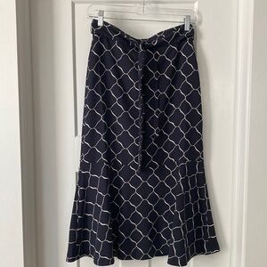 Beautiful Geo very comfortable skirt, size-0, lined .Navy/cream, zipper on back